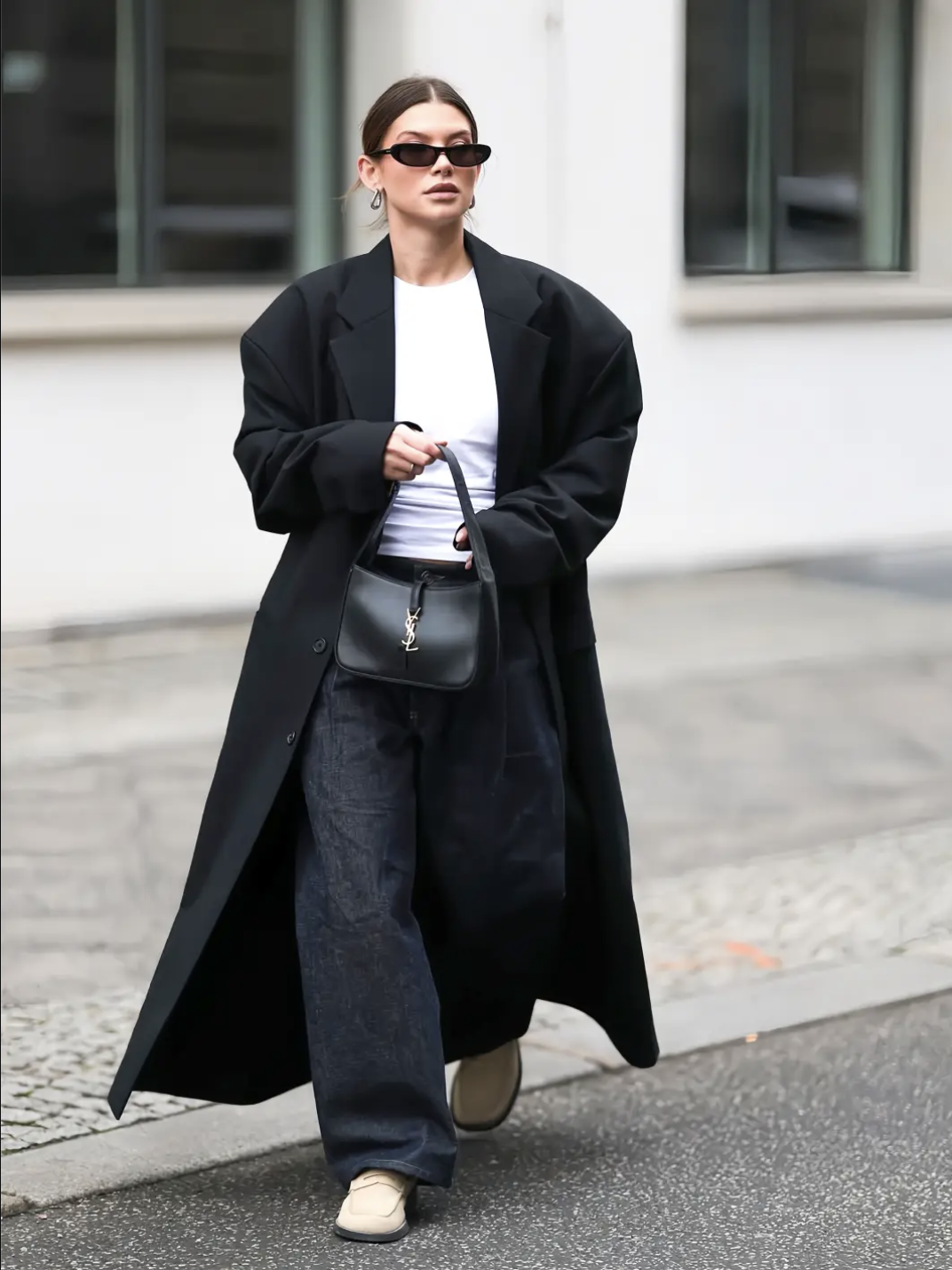 Chẳng cần sắm sửa nhiều, m&ugrave;a đ&ocirc;ng chỉ cần đ&uacute;ng một chiếc &aacute;o kho&aacute;c "ch&acirc;n &aacute;i" n&agrave;y l&agrave; đủ để Jennie, Lisa v&agrave; hội mặc đẹp sang chảnh hết nấc- Ảnh 7.