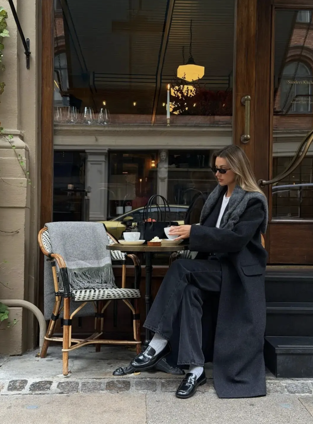 Chẳng cần sắm sửa nhiều, m&ugrave;a đ&ocirc;ng chỉ cần đ&uacute;ng một chiếc &aacute;o kho&aacute;c "ch&acirc;n &aacute;i" n&agrave;y l&agrave; đủ để Jennie, Lisa v&agrave; hội mặc đẹp sang chảnh hết nấc- Ảnh 11.