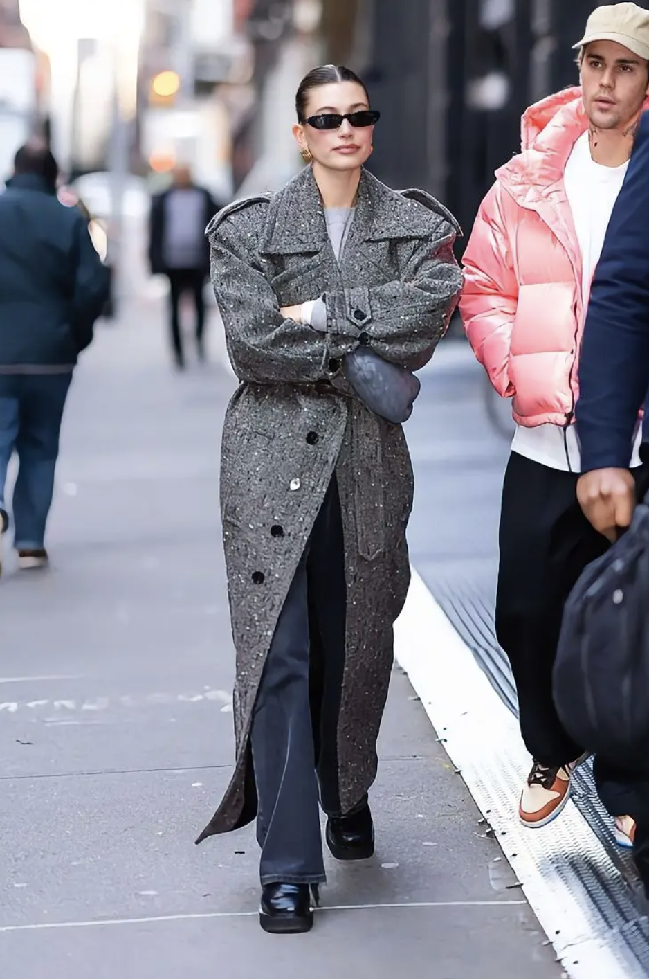 Chẳng cần sắm sửa nhiều, m&ugrave;a đ&ocirc;ng chỉ cần đ&uacute;ng một chiếc &aacute;o kho&aacute;c "ch&acirc;n &aacute;i" n&agrave;y l&agrave; đủ để Jennie, Lisa v&agrave; hội mặc đẹp sang chảnh hết nấc- Ảnh 12.