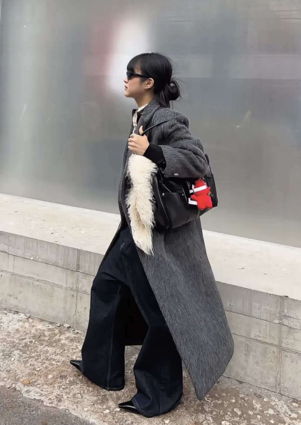 Chẳng cần sắm sửa nhiều, m&ugrave;a đ&ocirc;ng chỉ cần đ&uacute;ng một chiếc &aacute;o kho&aacute;c "ch&acirc;n &aacute;i" n&agrave;y l&agrave; đủ để Jennie, Lisa v&agrave; hội mặc đẹp sang chảnh hết nấc- Ảnh 18.