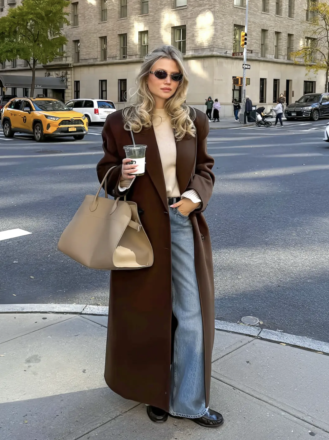 Chẳng cần sắm sửa nhiều, m&ugrave;a đ&ocirc;ng chỉ cần đ&uacute;ng một chiếc &aacute;o kho&aacute;c "ch&acirc;n &aacute;i" n&agrave;y l&agrave; đủ để Jennie, Lisa v&agrave; hội mặc đẹp sang chảnh hết nấc- Ảnh 17.