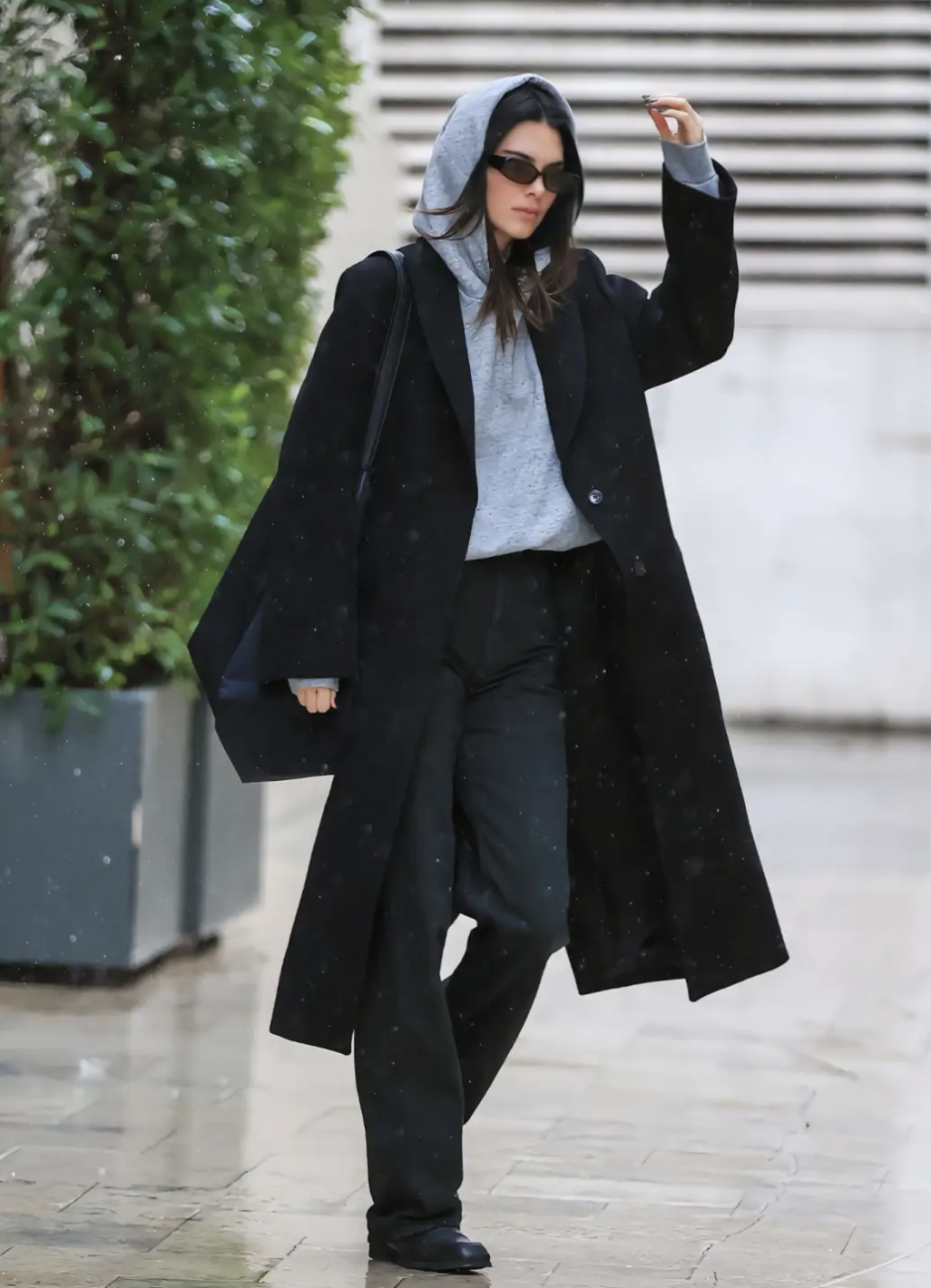 Chẳng cần sắm sửa nhiều, m&ugrave;a đ&ocirc;ng chỉ cần đ&uacute;ng một chiếc &aacute;o kho&aacute;c "ch&acirc;n &aacute;i" n&agrave;y l&agrave; đủ để Jennie, Lisa v&agrave; hội mặc đẹp sang chảnh hết nấc- Ảnh 25.