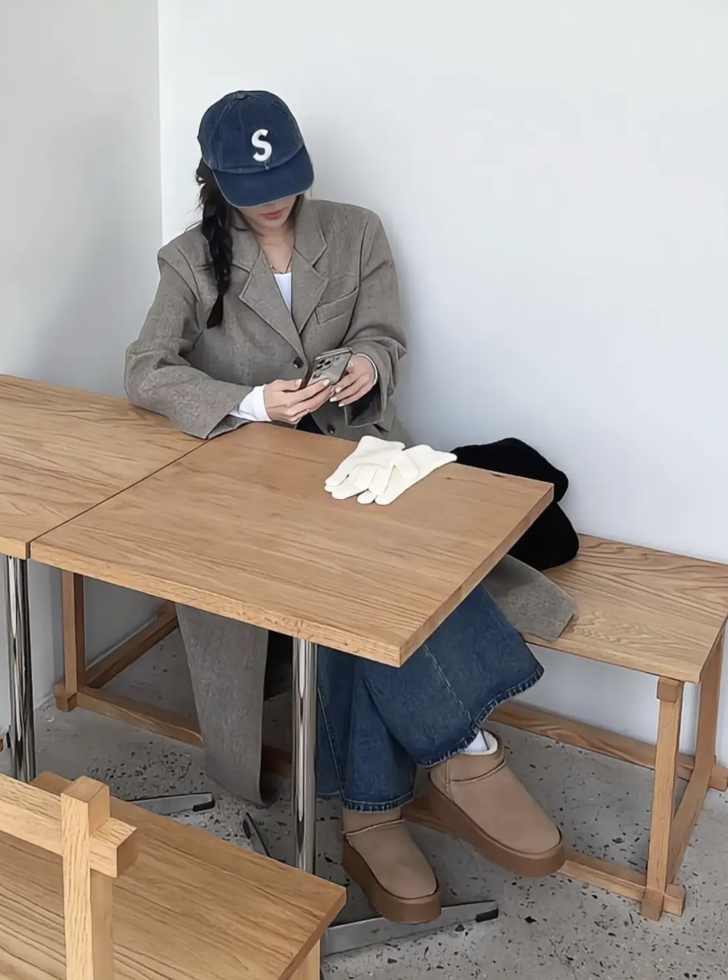 Chẳng cần sắm sửa nhiều, m&ugrave;a đ&ocirc;ng chỉ cần đ&uacute;ng một chiếc &aacute;o kho&aacute;c "ch&acirc;n &aacute;i" n&agrave;y l&agrave; đủ để Jennie, Lisa v&agrave; hội mặc đẹp sang chảnh hết nấc- Ảnh 23.