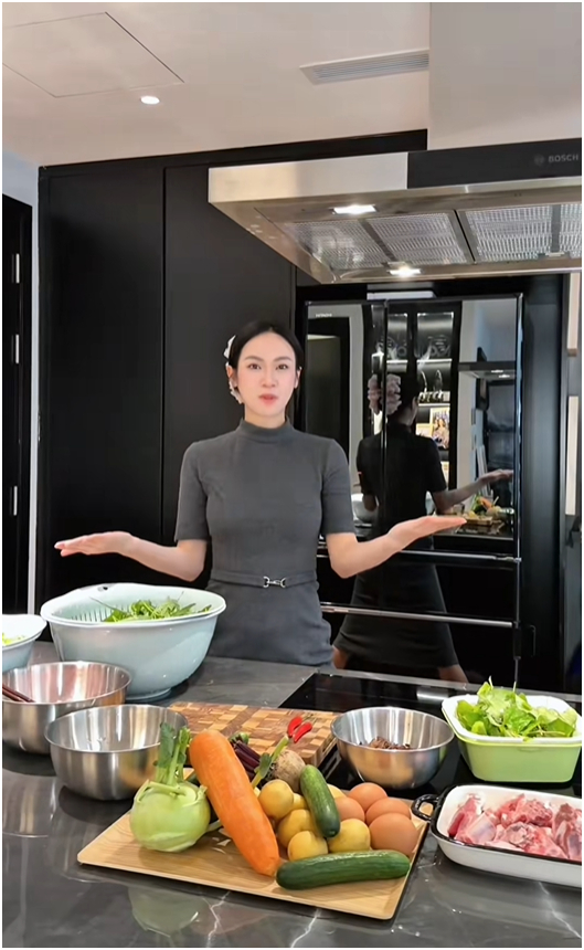 Vũ Th&uacute;y Quỳnh đứng nấu ăn nhưng thứ phản chiếu qua tủ lạnh n&oacute;... kỳ gh&ecirc;!- Ảnh 2.