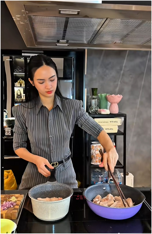 Vũ Th&uacute;y Quỳnh đứng nấu ăn nhưng thứ phản chiếu qua tủ lạnh n&oacute;... kỳ gh&ecirc;!- Ảnh 7.