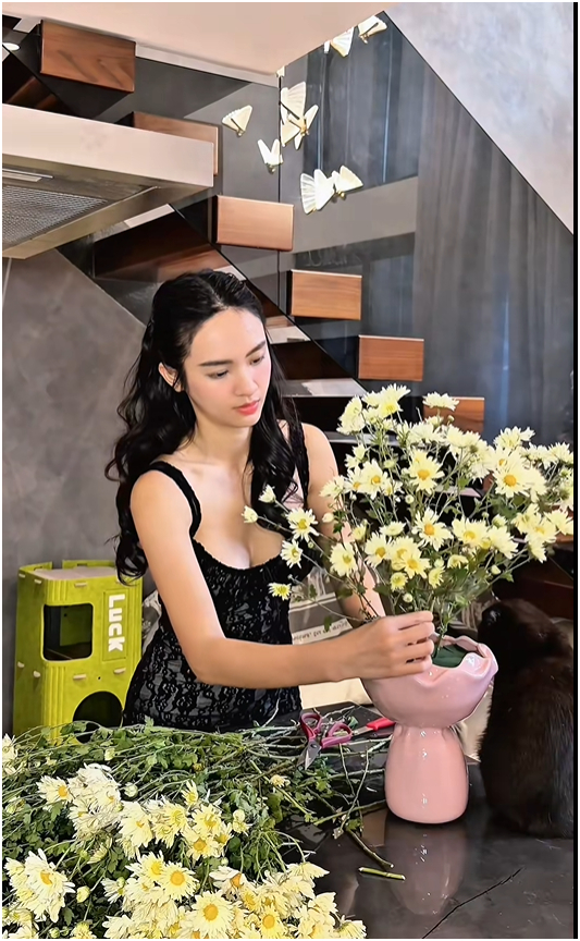 Vũ Th&uacute;y Quỳnh đứng nấu ăn nhưng thứ phản chiếu qua tủ lạnh n&oacute;... kỳ gh&ecirc;!- Ảnh 5.