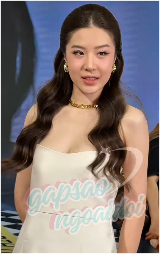 Góc nghiêng suýt nhầm thành Lưu Diệc Phi của vợ Quân AP: Góc nghiêng suýt nhầm thành Lưu Diệc Phi của vợ Quân AP: