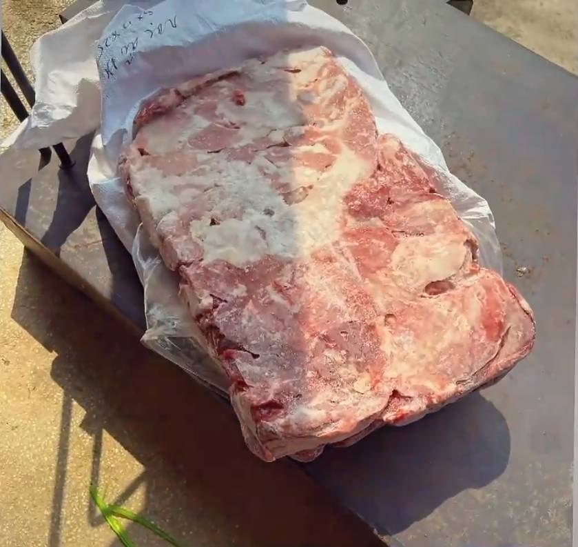 Sau vụ ph&aacute;t hiện 120 tấn thịt heo bệnh, h&agrave;ng loạt sản phẩm Đồ hộp Hạ Long vẫn xuất hiện tại nhiều si&ecirc;u thị, c&oacute; nơi c&ograve;n &ldquo;ch&aacute;y h&agrave;ng&rdquo;- Ảnh 1.