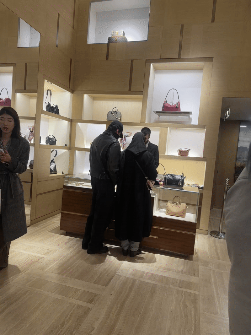 Tóm gọn Shin Min Ah - Kim Woo Bin hẹn hò sang chảnh sau đám cưới, nữ diễn viên vừa xoay người lại khiến công chúng câm nín tại chỗ- Ảnh 1. Tóm gọn Shin Min Ah - Kim Woo Bin hẹn hò sang chảnh sau đám cưới, nữ diễn viên vừa xoay người lại khiến công chúng câm nín tại chỗ- Ảnh 1.