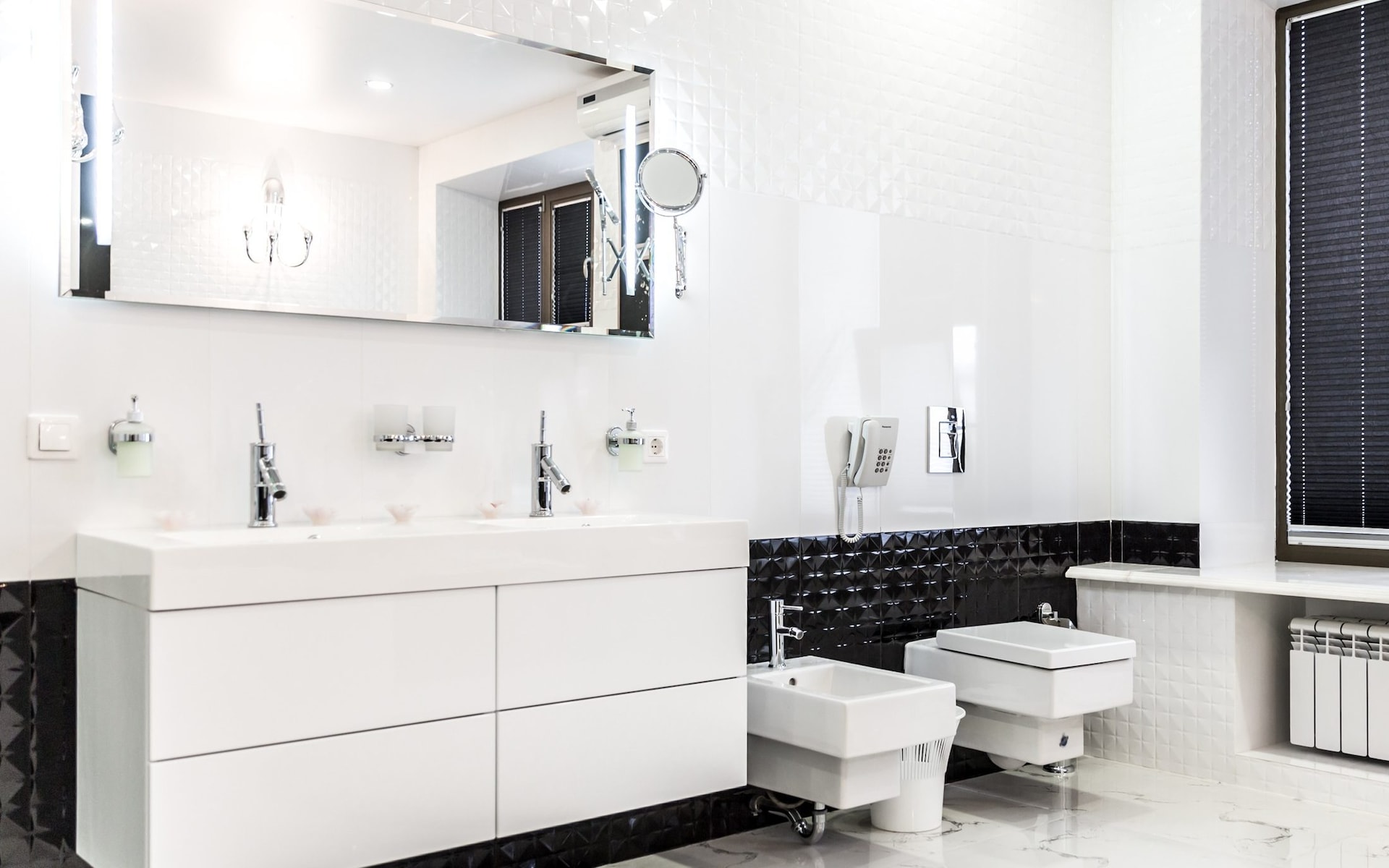 Hơn 90% khách lưu trú không biết hết công dụng thật sự của chiếc điện thoại gắn trong nhà vệ sinh khách sạn- Ảnh 1. Hơn 90% khách lưu trú không biết hết công dụng thật sự của chiếc điện thoại gắn trong nhà vệ sinh khách sạn- Ảnh 1.