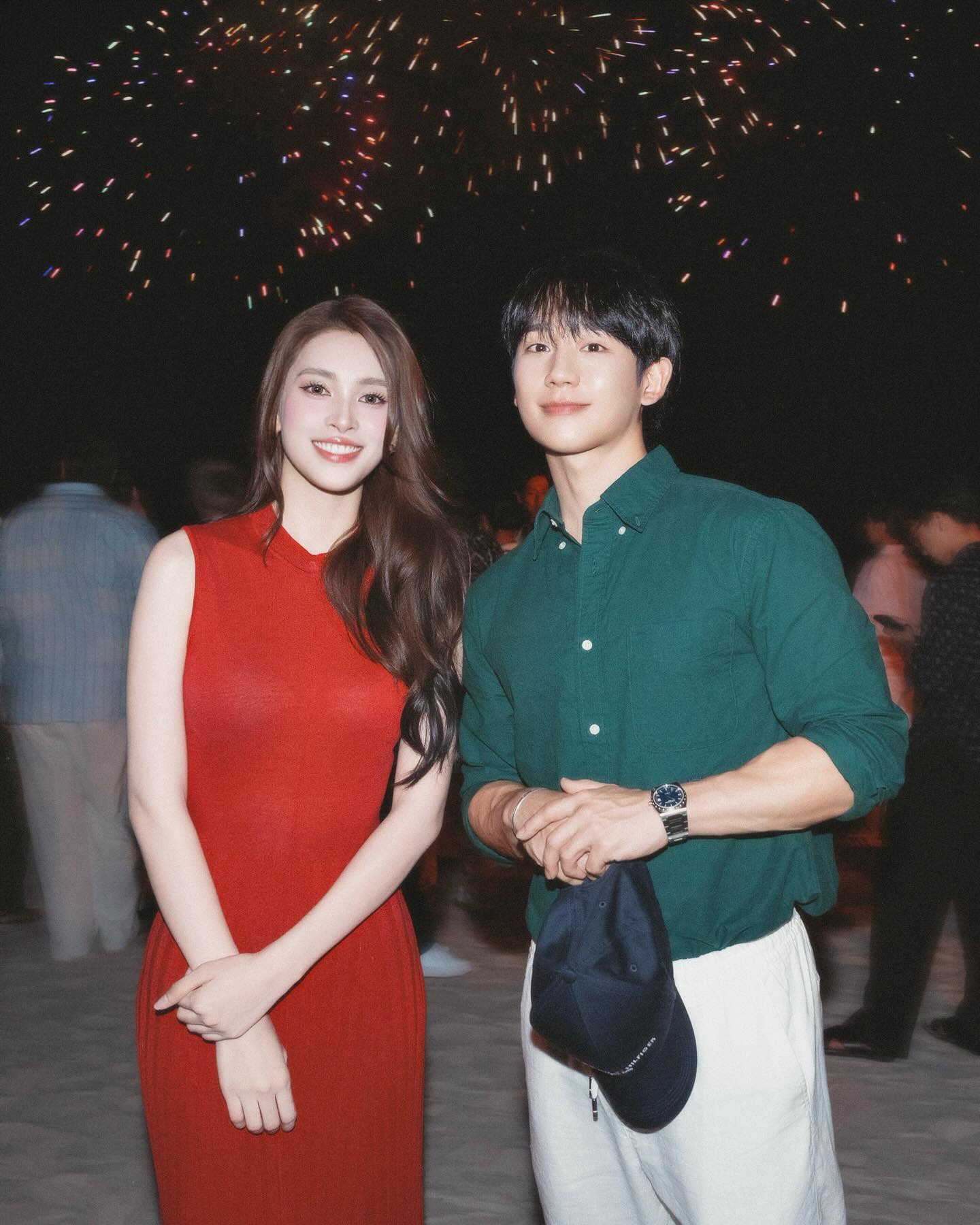 Đỗ H&agrave; nh&uacute;n nhường khi đứng cạnh Tiểu Vy- Ảnh 7.