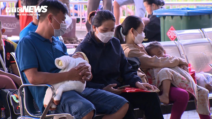 B&aacute;c sĩ chỉ c&aacute;ch ph&ograve;ng bệnh cho trẻ nhỏ thời điểm giao m&ugrave;a- Ảnh 1.