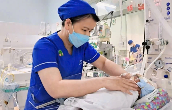 Hơn 40 ngày nỗ lực cứu bé sinh non người nước ngoài- Ảnh 1. Hơn 40 ngày nỗ lực cứu bé sinh non người nước ngoài- Ảnh 1.