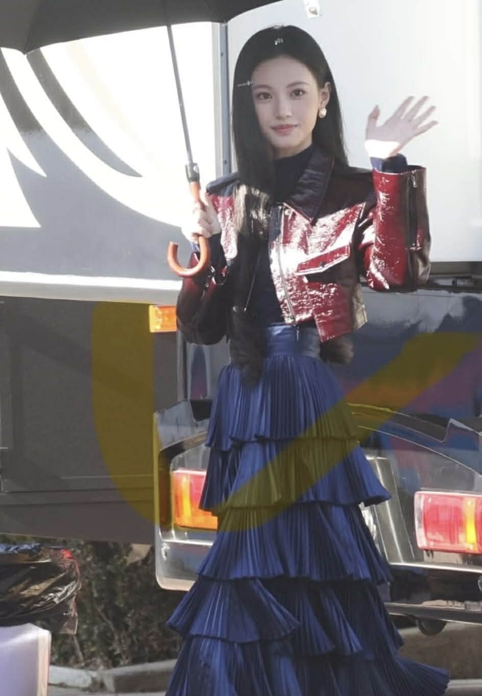 Mặc đồ xấu như mỹ nhân này mà cũng dám ra đường: Giống hệt bình chữa cháy biết đi, có tỉnh táo không đấy?- Ảnh 5. Mặc đồ xấu như mỹ nhân này mà cũng dám ra đường: Giống hệt bình chữa cháy biết đi, có tỉnh táo không đấy?- Ảnh 5.