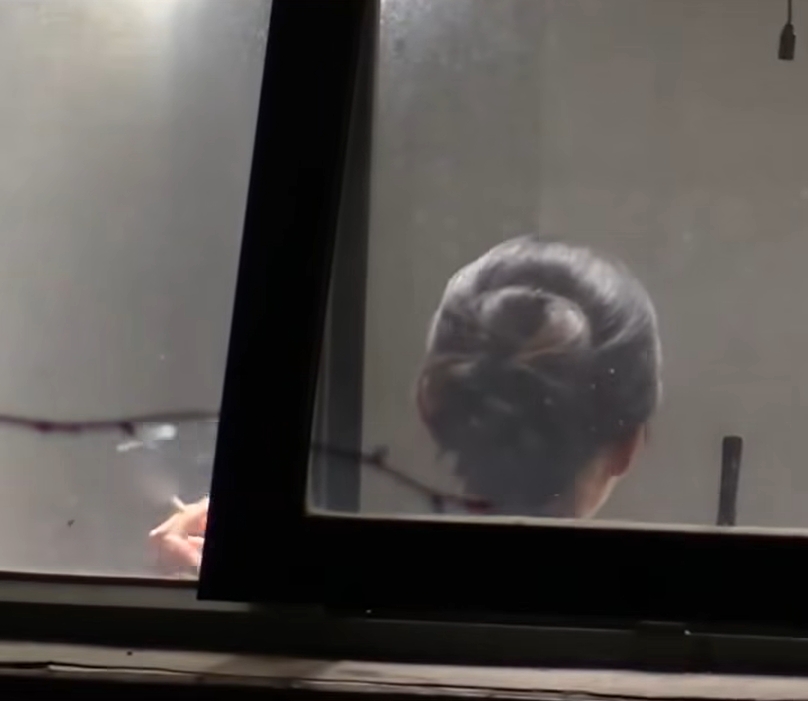 Bắt gặp ngọc nữ m&agrave;n ảnh vừa h&uacute;t thuốc vừa đ&aacute;nh b&agrave;i: H&igrave;nh tượng ngoan hiền sụp đổ, đừng nh&igrave;n mặt m&agrave; bắt h&igrave;nh dong- Ảnh 2.