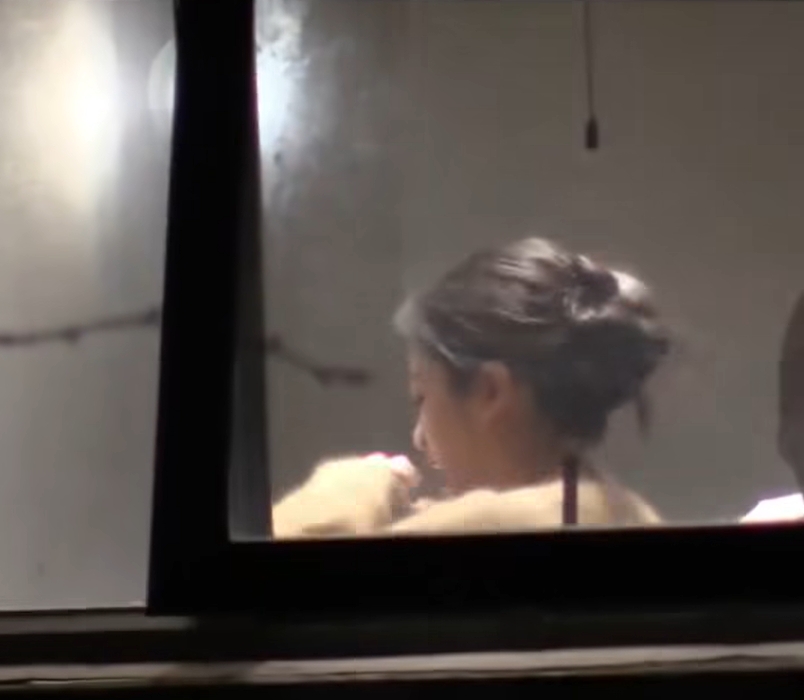 Bắt gặp ngọc nữ m&agrave;n ảnh vừa h&uacute;t thuốc vừa đ&aacute;nh b&agrave;i: H&igrave;nh tượng ngoan hiền sụp đổ, đừng nh&igrave;n mặt m&agrave; bắt h&igrave;nh dong- Ảnh 1.