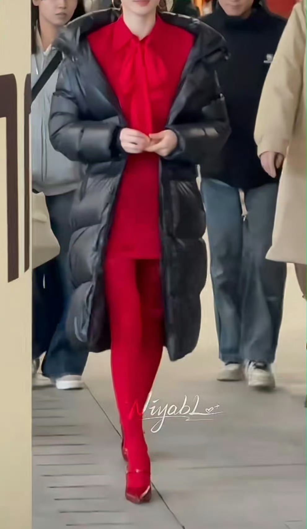 Mặc đồ xấu như mỹ nhân này mà cũng dám ra đường: Giống hệt bình chữa cháy biết đi, có tỉnh táo không đấy?- Ảnh 2. Mặc đồ xấu như mỹ nhân này mà cũng dám ra đường: Giống hệt bình chữa cháy biết đi, có tỉnh táo không đấy?- Ảnh 2.