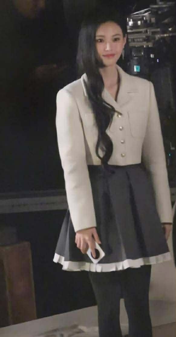 Mặc đồ xấu như mỹ nhân này mà cũng dám ra đường: Giống hệt bình chữa cháy biết đi, có tỉnh táo không đấy?- Ảnh 7. Mặc đồ xấu như mỹ nhân này mà cũng dám ra đường: Giống hệt bình chữa cháy biết đi, có tỉnh táo không đấy?- Ảnh 7.