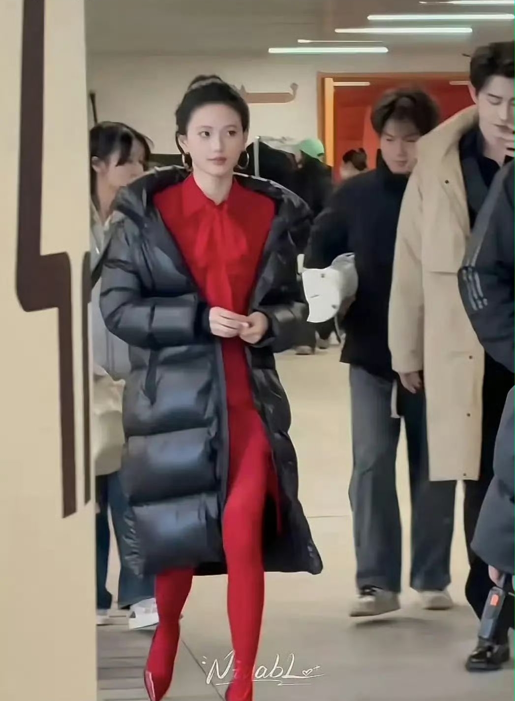 Mặc đồ xấu như mỹ nhân này mà cũng dám ra đường: Giống hệt bình chữa cháy biết đi, có tỉnh táo không đấy?- Ảnh 1. Mặc đồ xấu như mỹ nhân này mà cũng dám ra đường: Giống hệt bình chữa cháy biết đi, có tỉnh táo không đấy?- Ảnh 1.