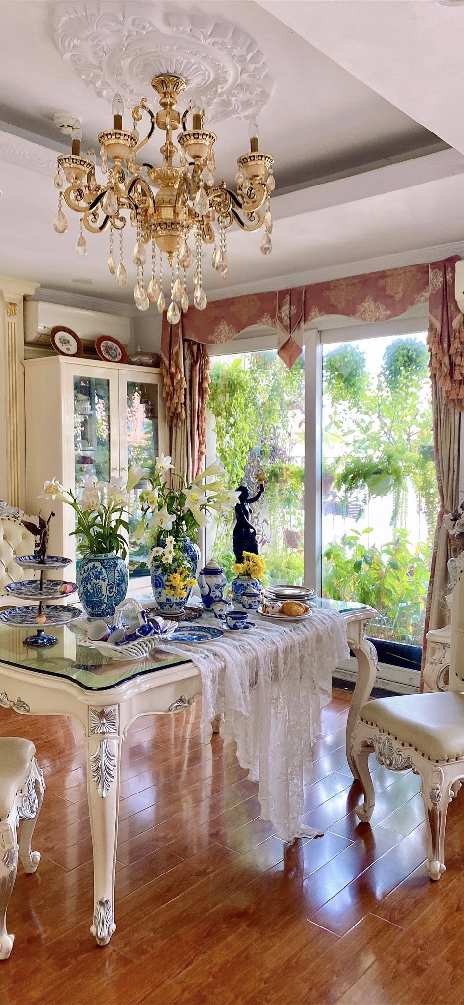 Căn hộ 156m2 ngập hoa của vợ chồng U60 ở Hà Nội - nơi tuổi trung niên chậm lại và an yên- Ảnh 8. Căn hộ 156m2 ngập hoa của vợ chồng U60 ở Hà Nội - nơi tuổi trung niên chậm lại và an yên- Ảnh 8.