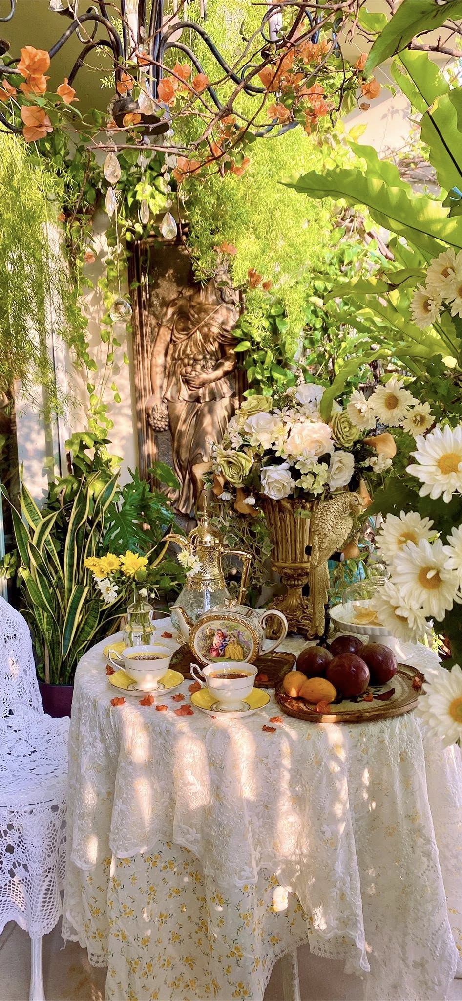 Căn hộ 156m2 ngập hoa của vợ chồng U60 ở Hà Nội - nơi tuổi trung niên chậm lại và an yên- Ảnh 2. Căn hộ 156m2 ngập hoa của vợ chồng U60 ở Hà Nội - nơi tuổi trung niên chậm lại và an yên- Ảnh 2.