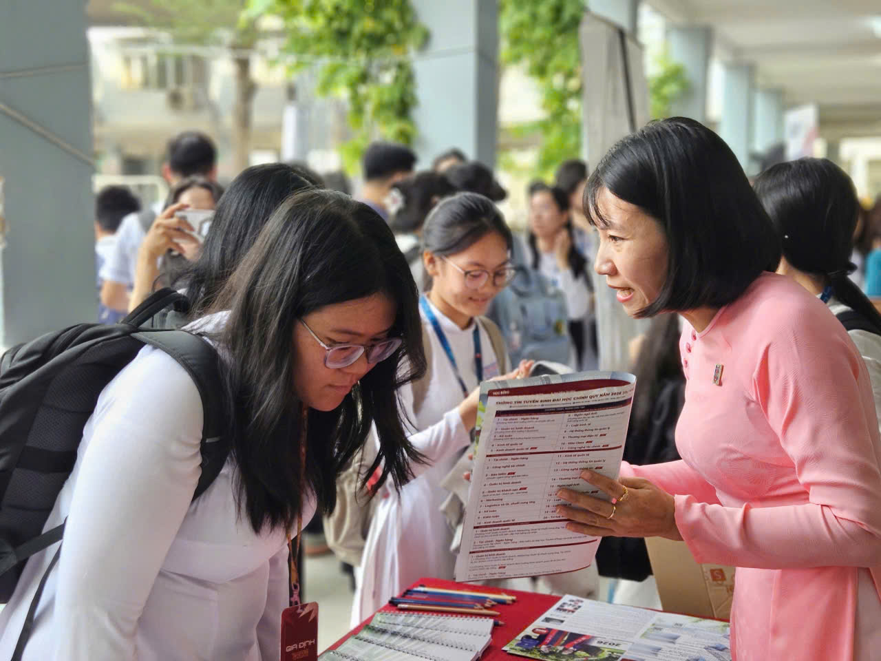 Học sinh đ&ocirc;n đ&aacute;o đổi tổ hợp x&eacute;t tuyển đại học- Ảnh 1.