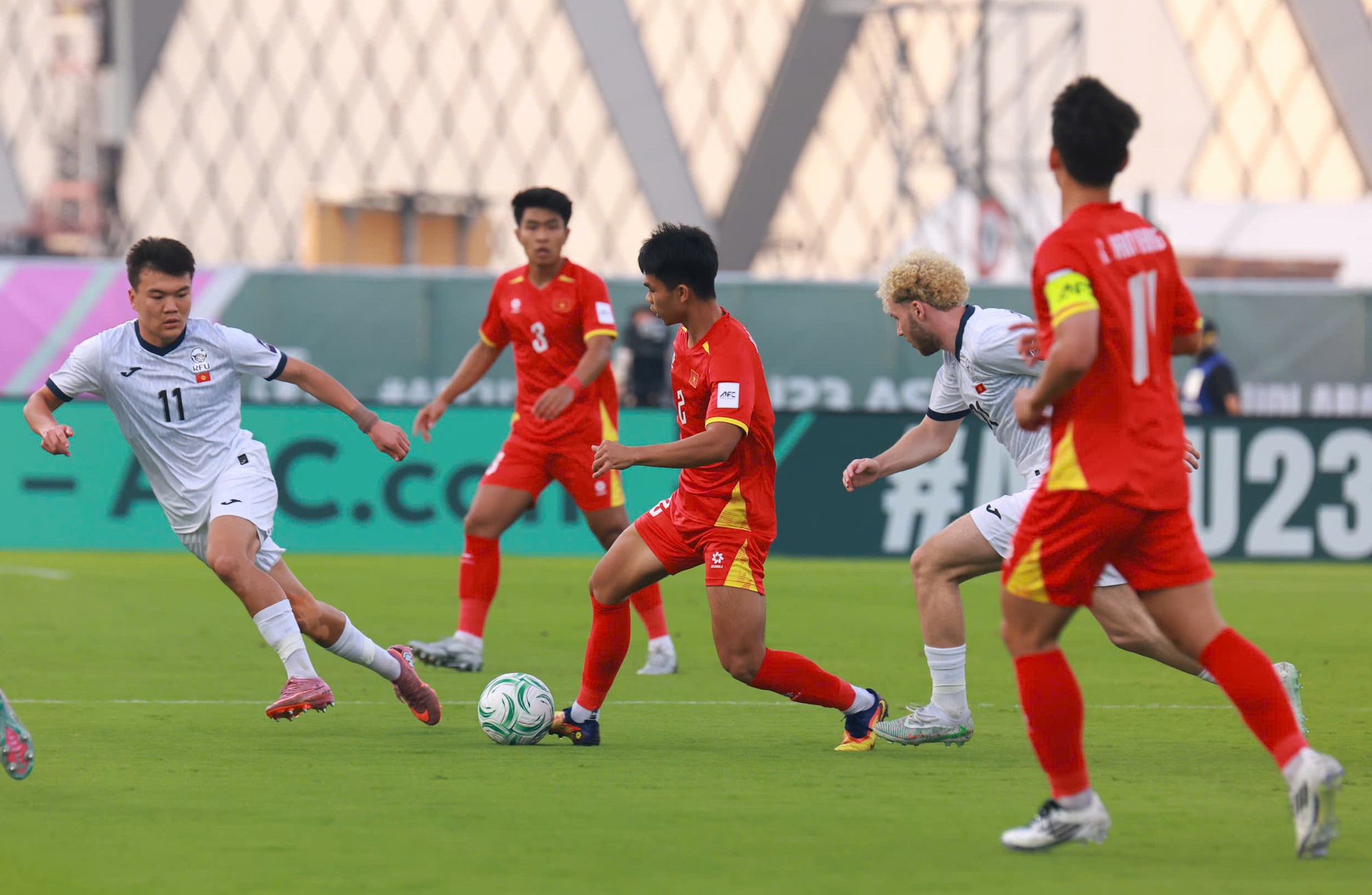 "C&aacute;i ch&acirc;n tr&aacute;i ma thuật" của Khuất Văn Khang khiến lưới U23 Kyrgyzstan rung l&ecirc;n bần bật- Ảnh 3.