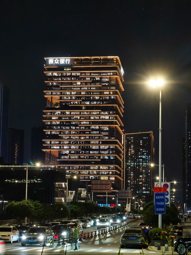 Sau 22 giờ, chuyện g&igrave; xảy ra b&ecirc;n trong c&aacute;c to&agrave; nh&agrave; ng&acirc;n h&agrave;ng, c&ocirc;ng ty c&ocirc;ng nghệ ở Trung Quốc?- Ảnh 3.