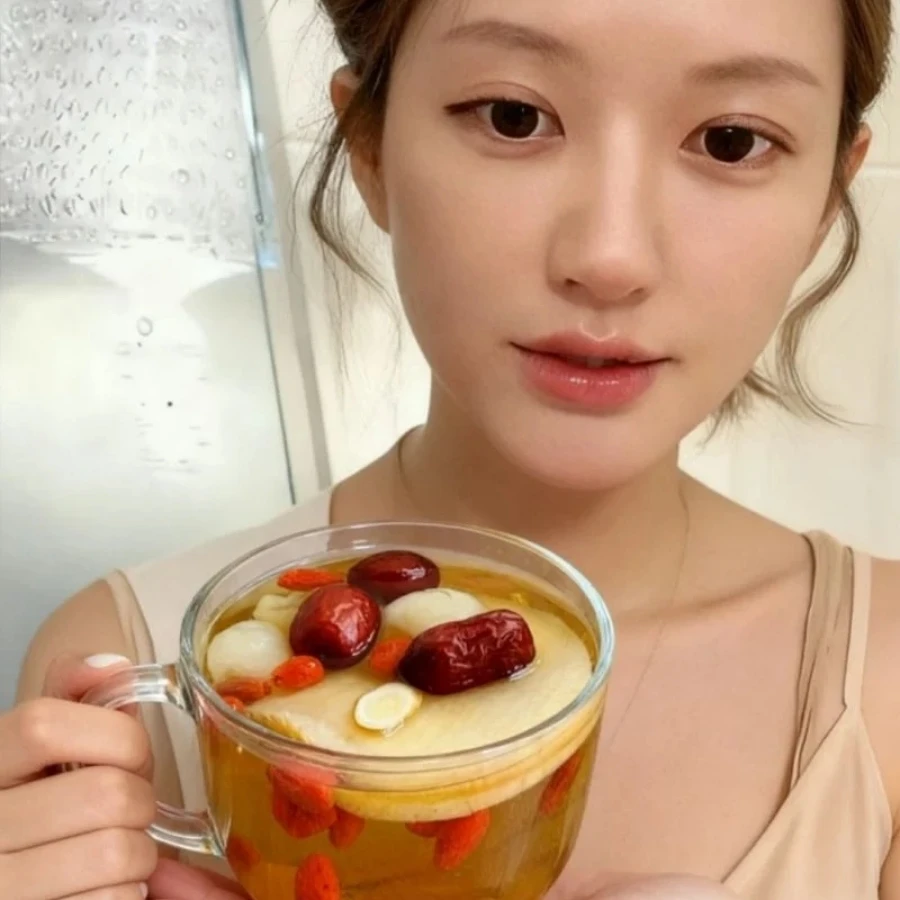 Ly nước s&aacute;ng da, dưỡng nhan l&acirc;u d&agrave;i của Triệu Lộ Tư v&agrave; Victoria Beckham- Ảnh 1.