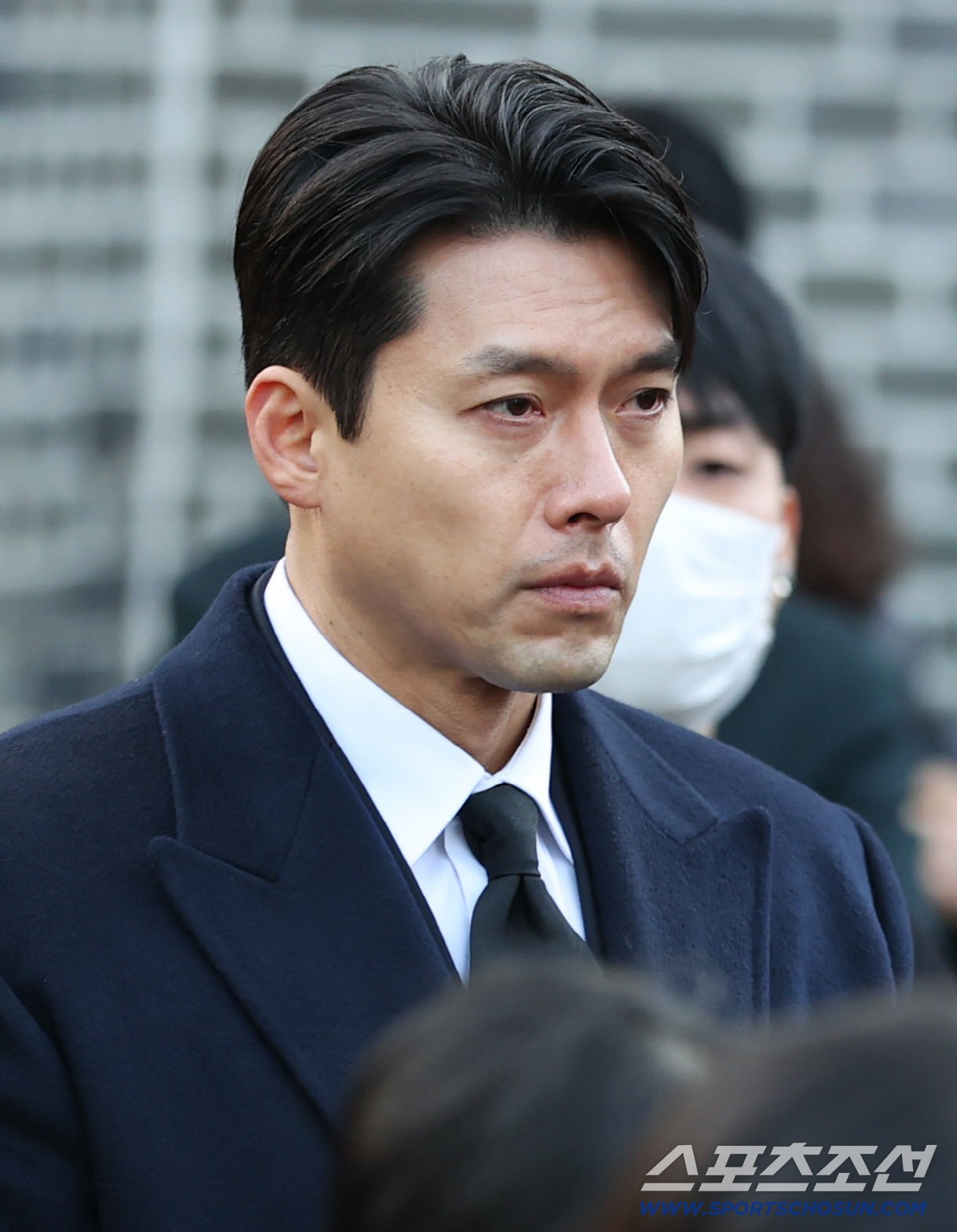 Hyun Bin tiều tụy, cố n&eacute;n nước mắt trong ng&agrave;y đưa tiễn 