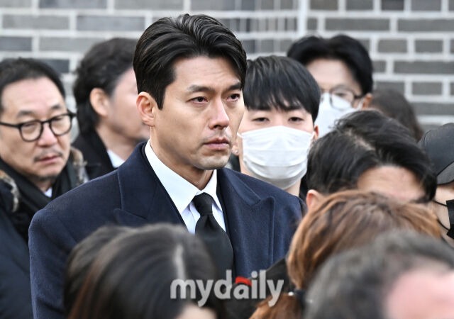 Hyun Bin tiều tụy, cố n&eacute;n nước mắt trong ng&agrave;y đưa tiễn 