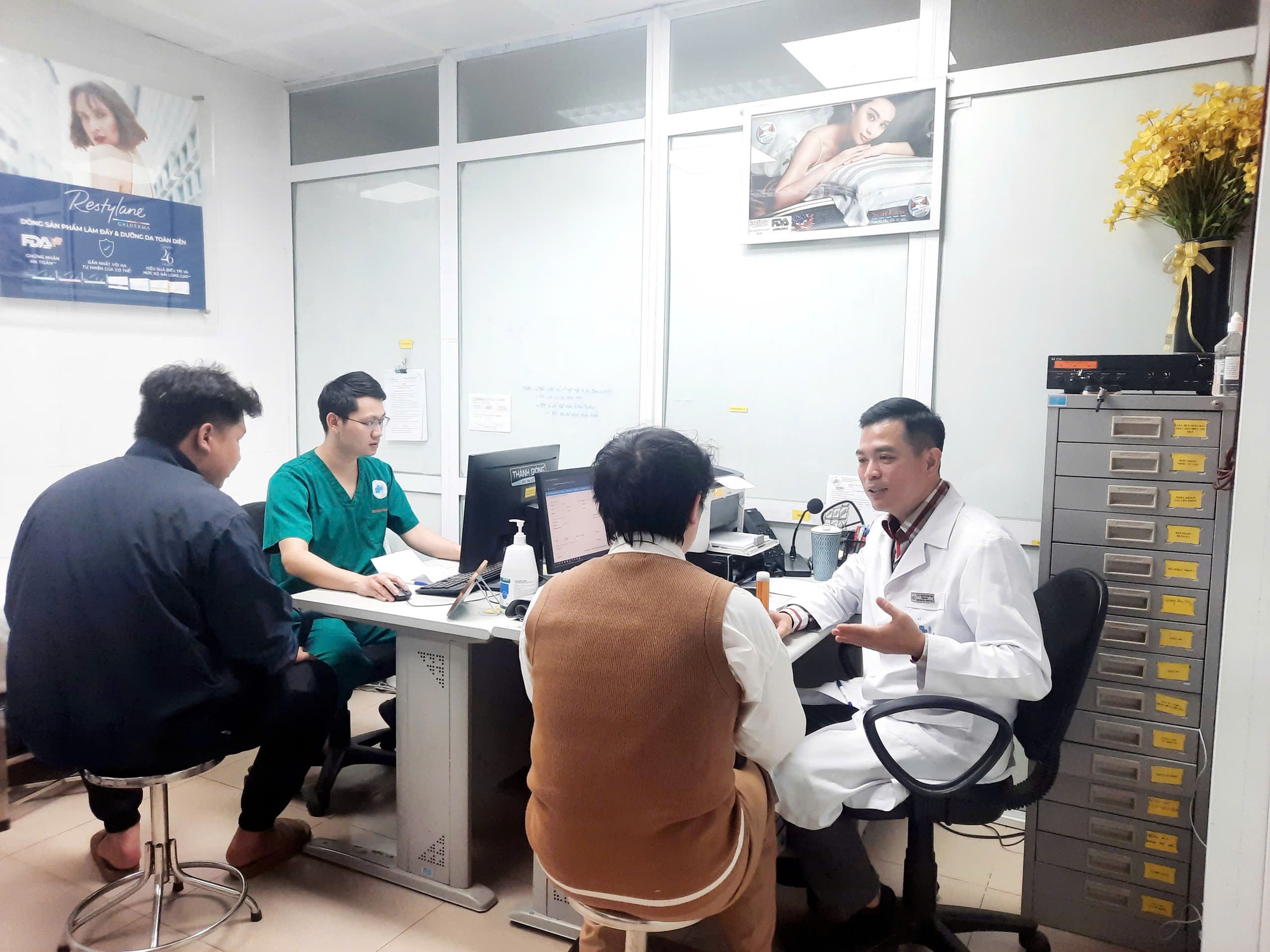 Nam doanh nh&acirc;n lu&ocirc;n tự h&agrave;o v&igrave; c&oacute; nuốt ruồi "qu&yacute; nh&acirc;n", đi kh&aacute;m ph&aacute;t hiện điều bất ngờ- Ảnh 1.