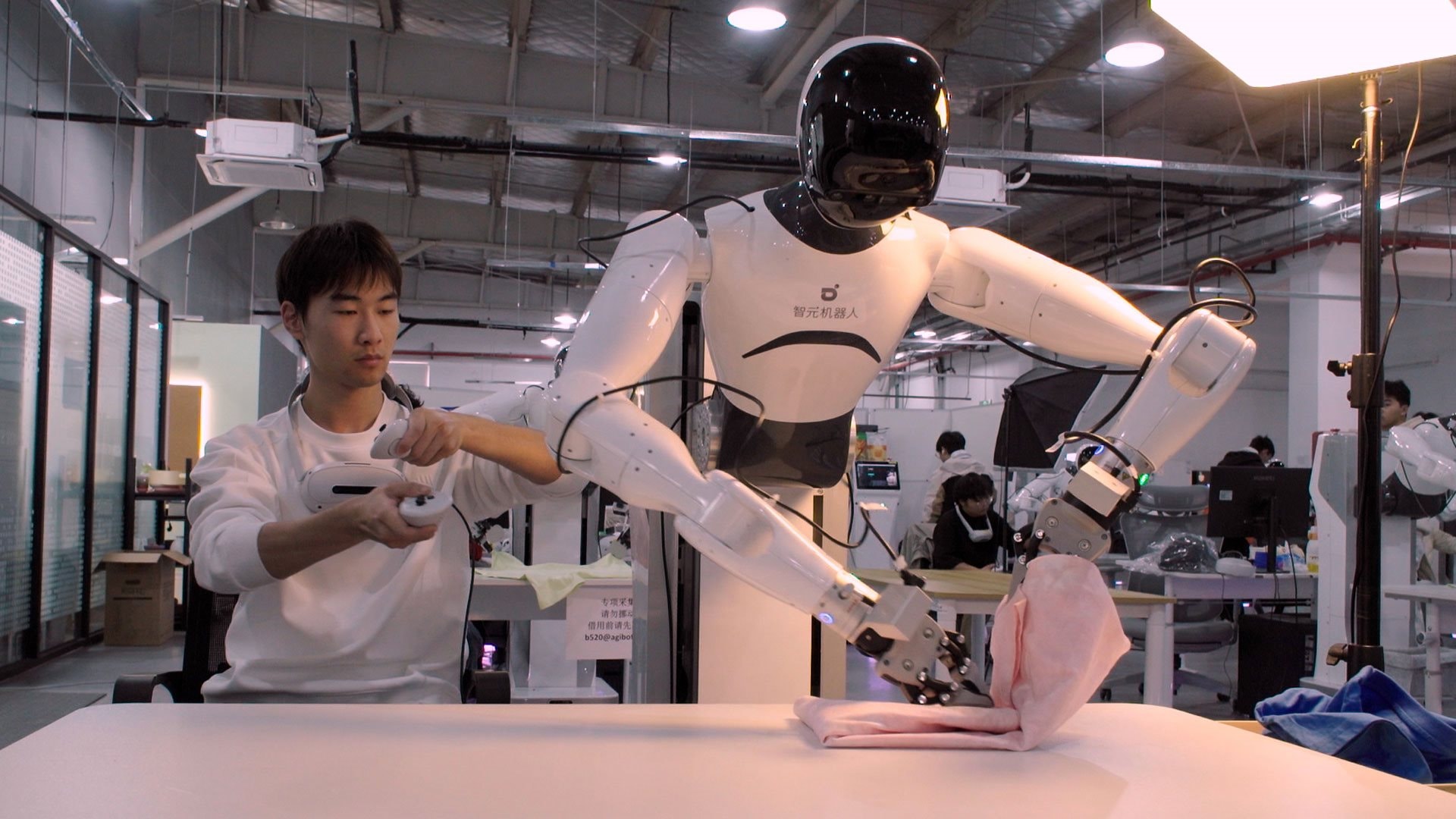 Nghịch l&yacute; 2026: Sinh vi&ecirc;n c&ocirc;ng nghệ phải đi "l&agrave;m xiếc" cho robot học việc v&agrave; sự thật b&ecirc;n trong trại huấn luyện người m&aacute;y lớn nhất h&agrave;nh tinh- Ảnh 6.