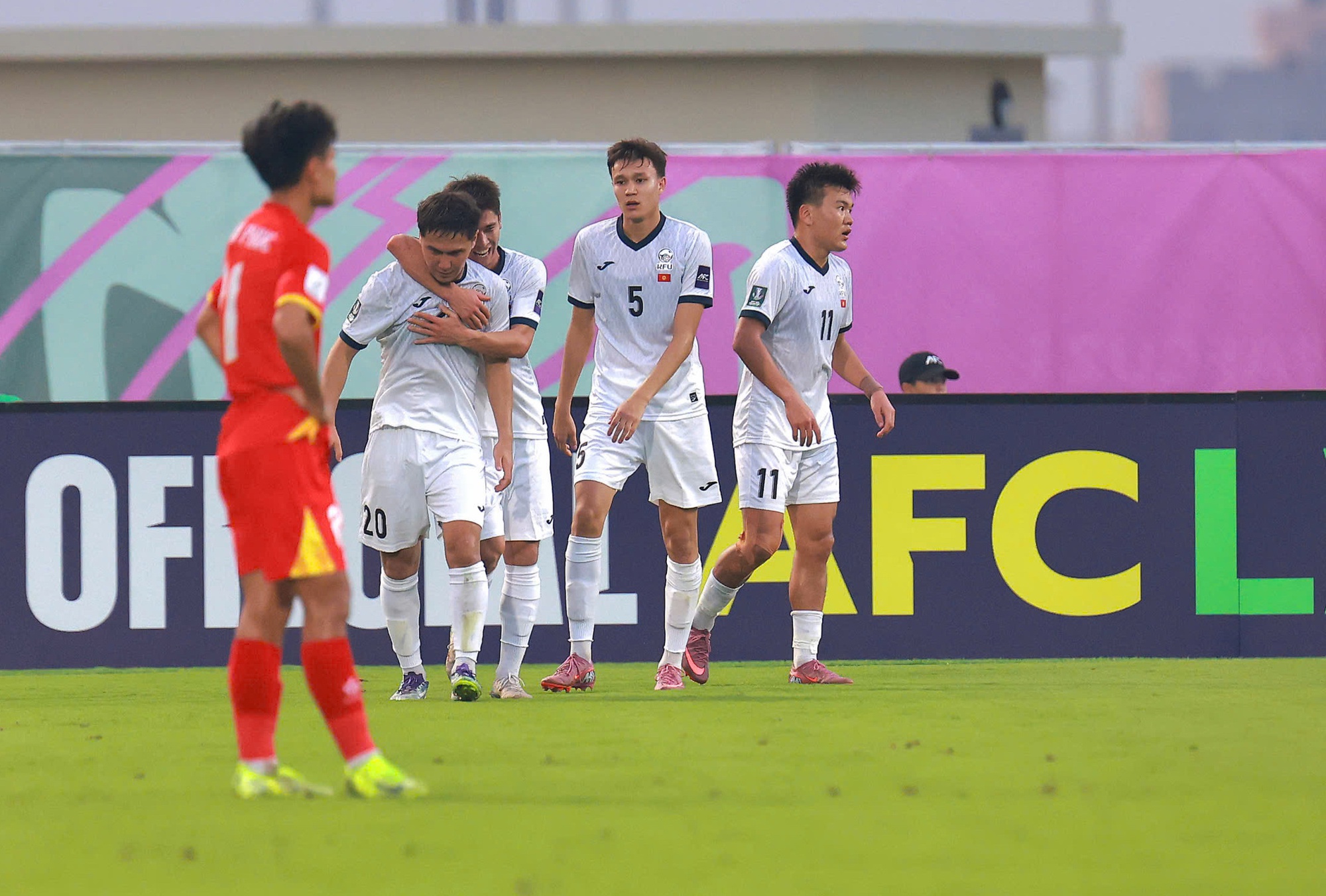"C&aacute;i ch&acirc;n tr&aacute;i ma thuật" của Khuất Văn Khang khiến lưới U23 Kyrgyzstan rung l&ecirc;n bần bật- Ảnh 10.