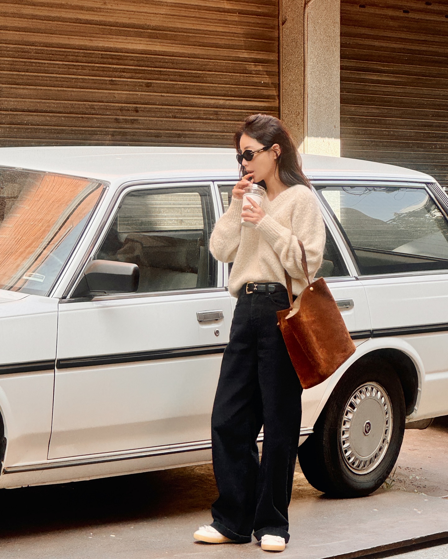 Phụ nữ trên 40 tuổi chỉ cần biết đúng 4 cách mặc áo len là sành điệu mọi lúc- Ảnh 2. Phụ nữ trên 40 tuổi chỉ cần biết đúng 4 cách mặc áo len là sành điệu mọi lúc- Ảnh 2.