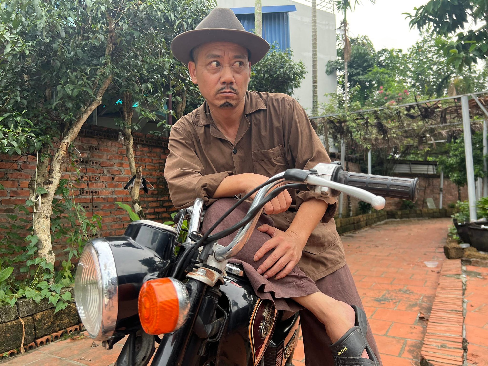 Nam nghệ sĩ cưới ch&acirc;n d&agrave;i k&eacute;m 9 tuổi từng thi Hoa hậu, sở hữu nh&agrave; sang 4 tầng ở H&agrave; Nội- Ảnh 2.