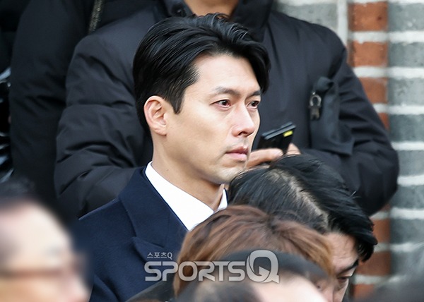 Hyun Bin tiều tụy, cố n&eacute;n nước mắt trong ng&agrave;y đưa tiễn 