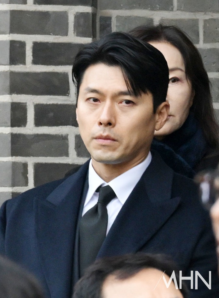 Hyun Bin tiều tụy, cố n&eacute;n nước mắt trong ng&agrave;y đưa tiễn 
