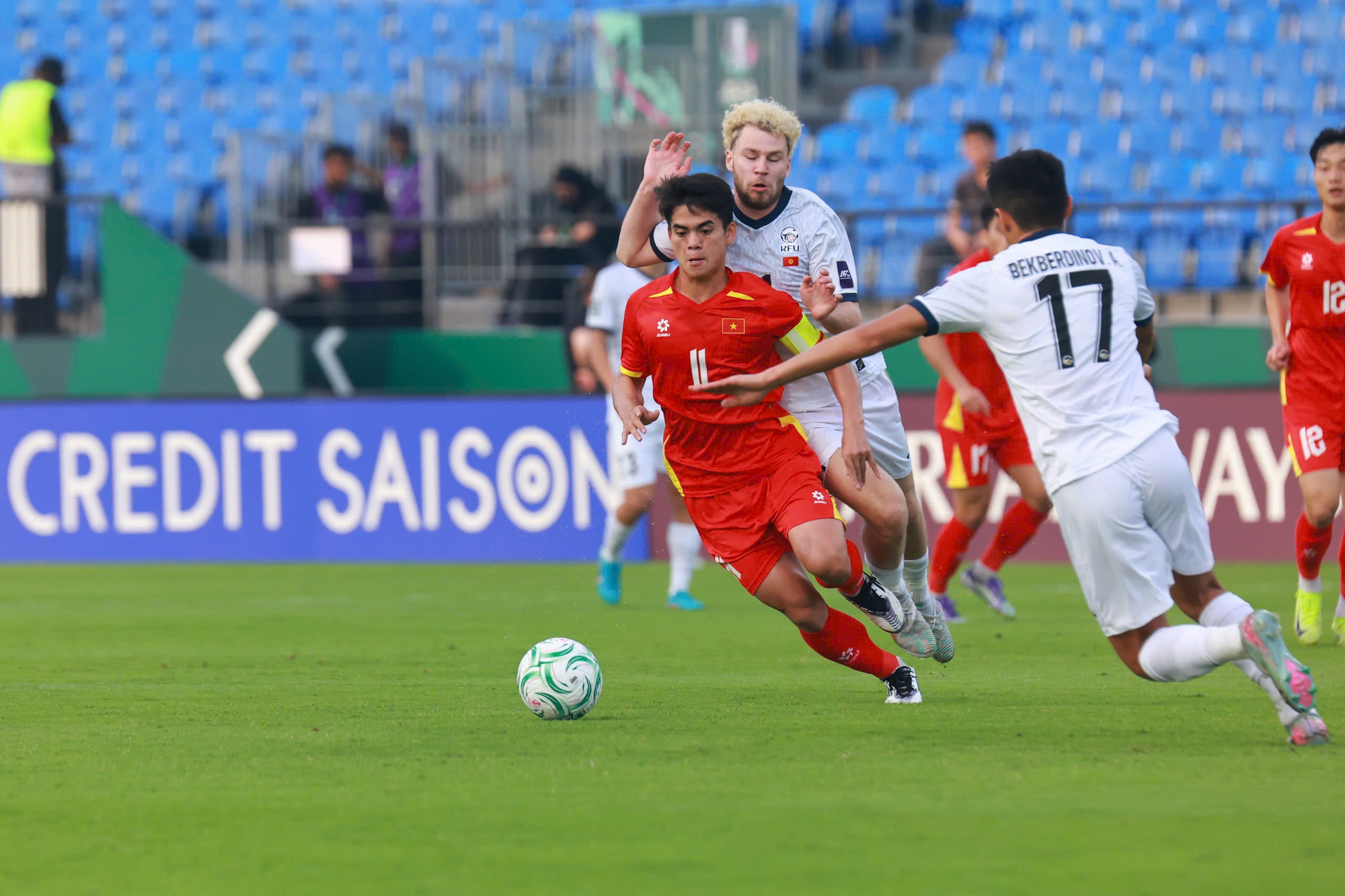 "C&aacute;i ch&acirc;n tr&aacute;i ma thuật" của Khuất Văn Khang khiến lưới U23 Kyrgyzstan rung l&ecirc;n bần bật- Ảnh 12.