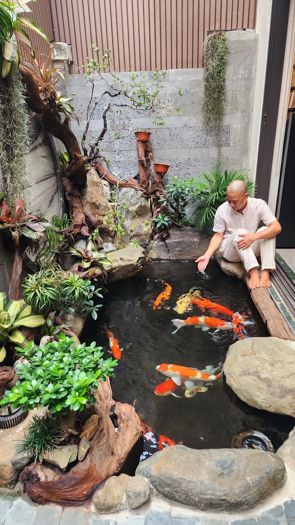 Nam nghệ sĩ cưới ch&acirc;n d&agrave;i k&eacute;m 9 tuổi từng thi Hoa hậu, sở hữu nh&agrave; sang 4 tầng ở H&agrave; Nội- Ảnh 6.