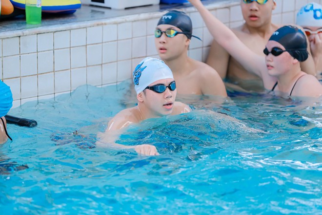 Trung &uacute;y QNCN Quang Thuấn - em trai &Aacute;nh Vi&ecirc;n khoe visual chuẩn 