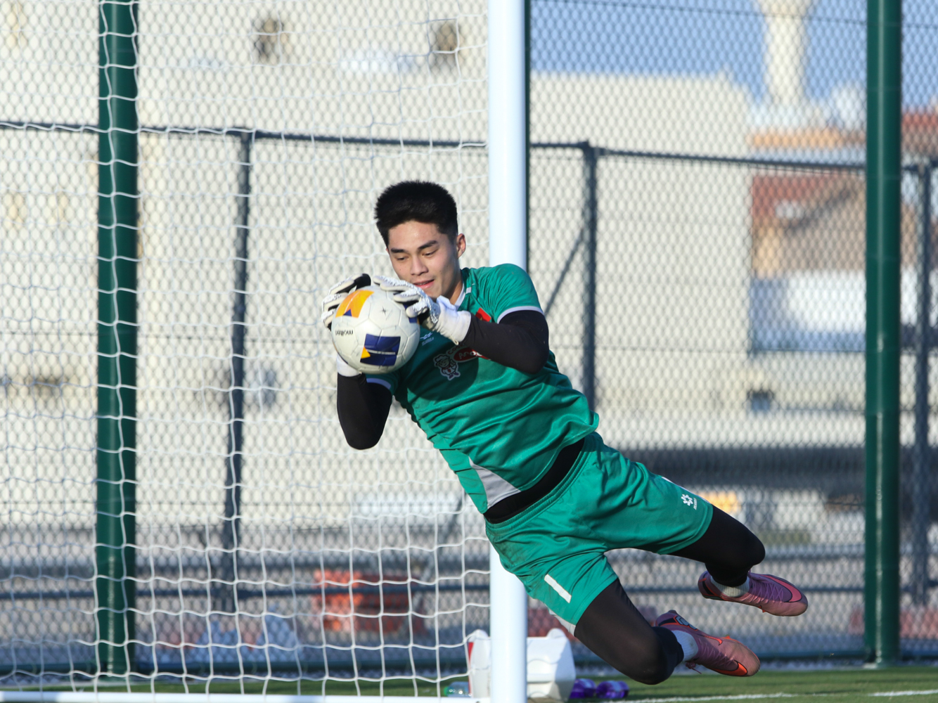 Thủ m&ocirc;n hotboy U23 Việt Nam Trần Trung Ki&ecirc;n được gợi &yacute; đi thi Nam vương, l&uacute;c đau đớn visual vẫn điển trai tuyệt đối!- Ảnh 7.