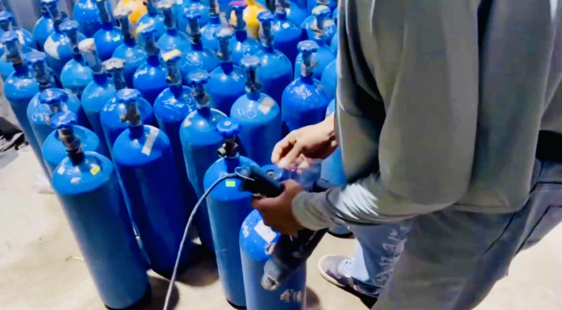 Bắt "tr&ugrave;m" kh&iacute; cười 9X thu lợi hơn 100 tỷ đồng từ c&aacute;c qu&aacute;n bar, vũ trường- Ảnh 4.