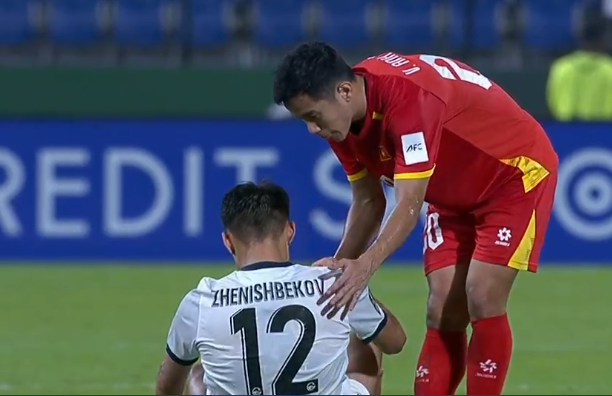 U23 Kyrgyzstan &ocirc;m mặt bật kh&oacute;c sau trận thua, phản ứng của cầu thủ U23 Việt Nam 10 điểm!- Ảnh 6.