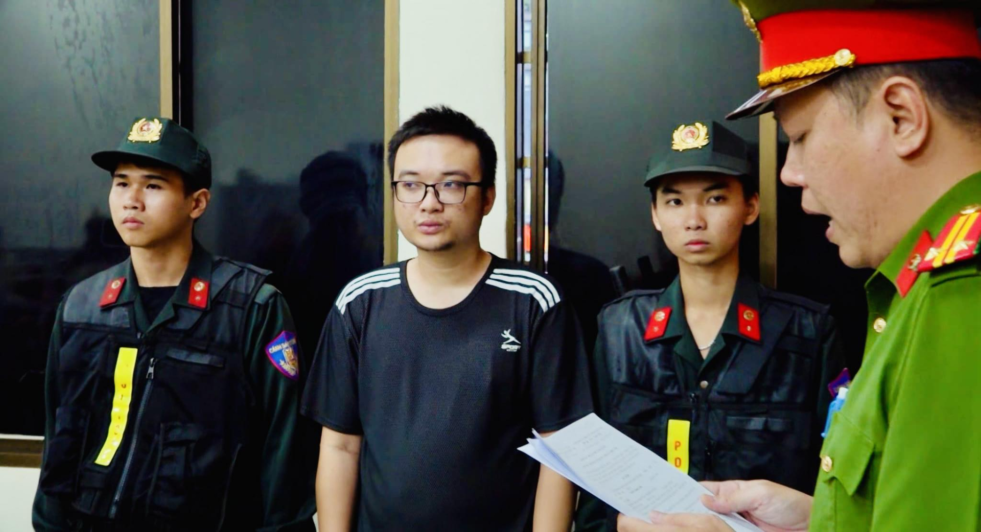 Bắt "tr&ugrave;m" kh&iacute; cười 9X thu lợi hơn 100 tỷ đồng từ c&aacute;c qu&aacute;n bar, vũ trường- Ảnh 1.