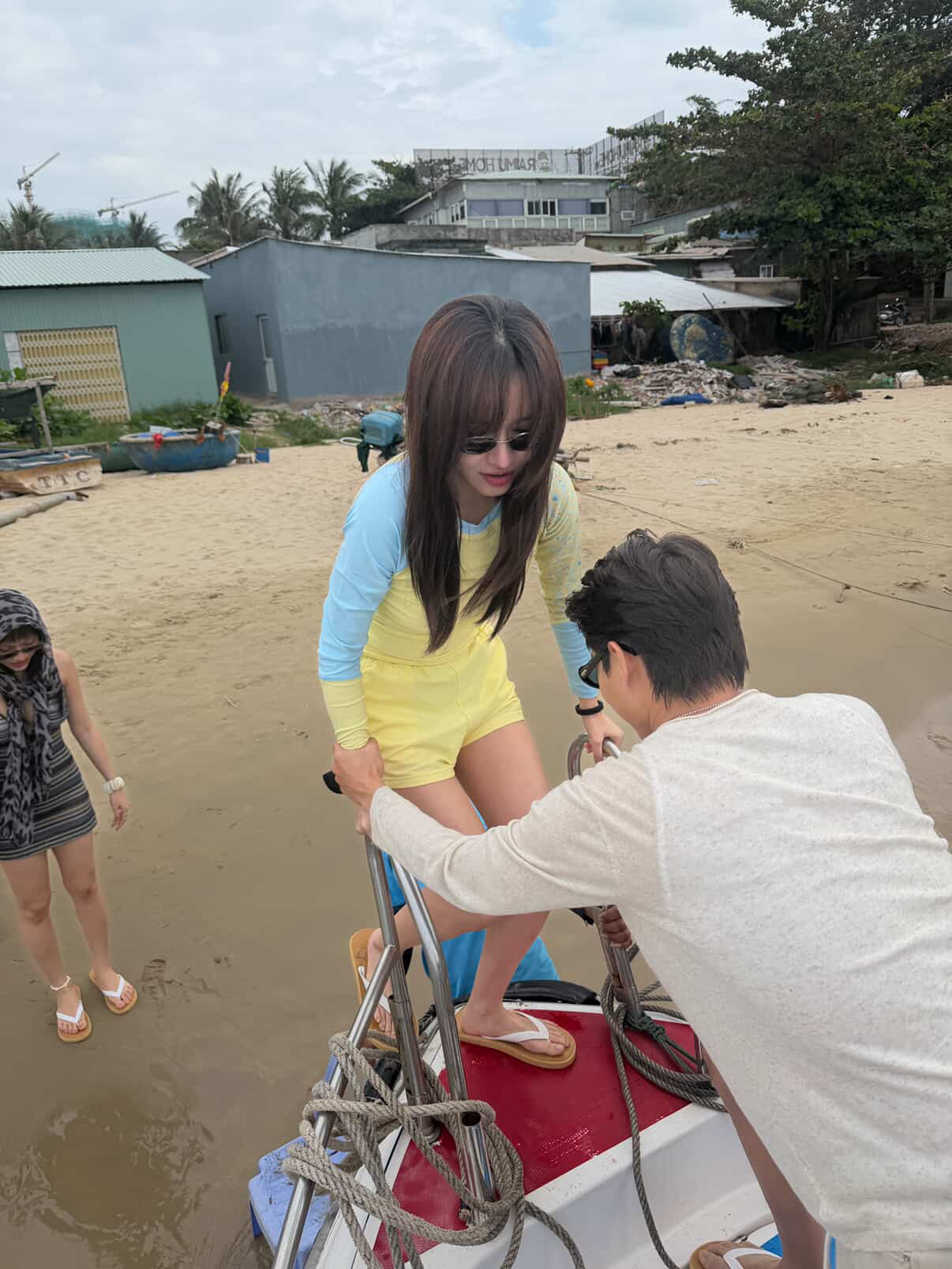 Khởi tố Tổng giám đốc Tập đoàn Ngọc Thiên Global 2 Cặp chị – em hẹn hò mà cả showbiz Việt đều biết: Bị hội bạn khui sạch hint, lộ cả chuyện ra mắt gia đình