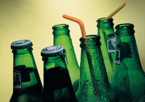 Tại sao những chai bia nhất định phải l&agrave; m&agrave;u n&acirc;u hoặc xanh l&aacute;? Đằng sau n&oacute; l&agrave; cả 1 sự thật th&uacute; vị- Ảnh 3.