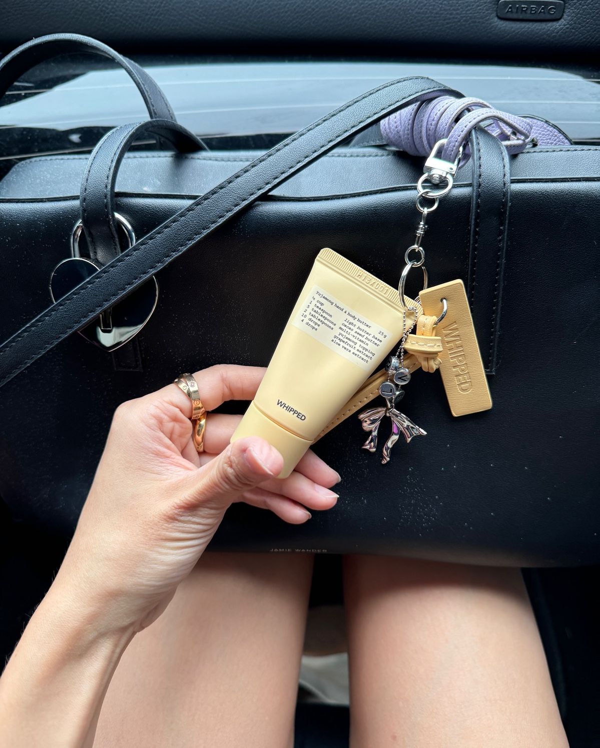 Nối bước Rhode, Huda Beauty khiến hội con gái đảo điên với giá đỡ điện thoại kiêm phấn phủ- Ảnh 1. Nối bước Rhode, Huda Beauty khiến hội con gái đảo điên với giá đỡ điện thoại kiêm phấn phủ- Ảnh 1.