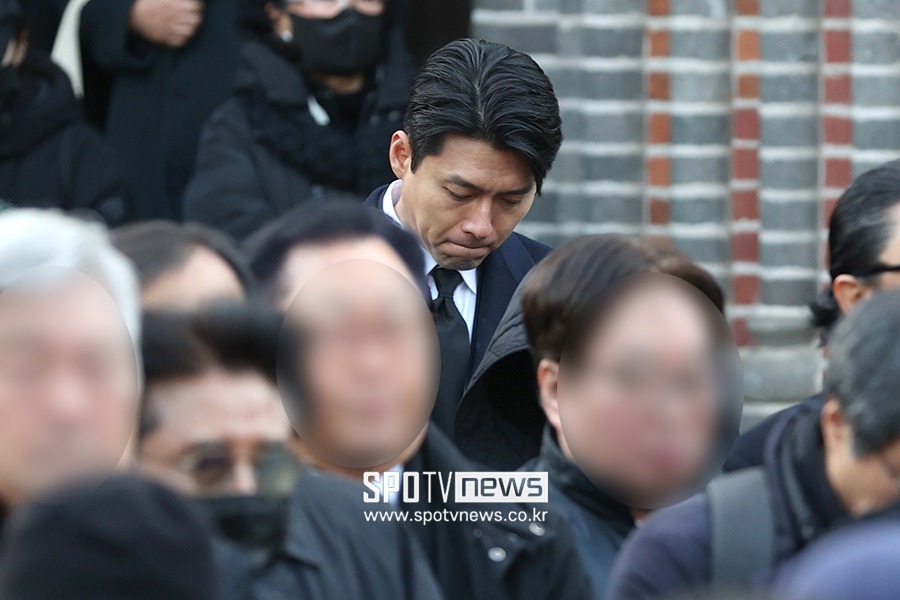 Hyun Bin tiều tụy, cố n&eacute;n nước mắt trong ng&agrave;y đưa tiễn 