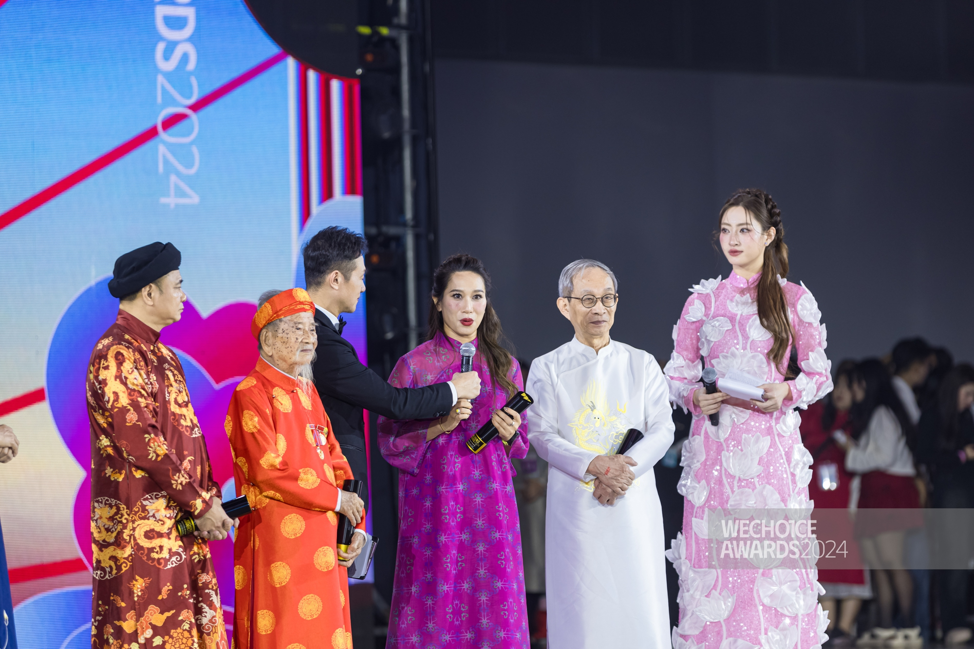 1 năm sau "lời hẹn ước" đặc biệt giữa nh&agrave; gi&aacute;o đầu ti&ecirc;n đạt 1 triệu vote tại WeChoice Awards v&agrave; 22 đứa trẻ L&agrave;ng Nủ- Ảnh 2.